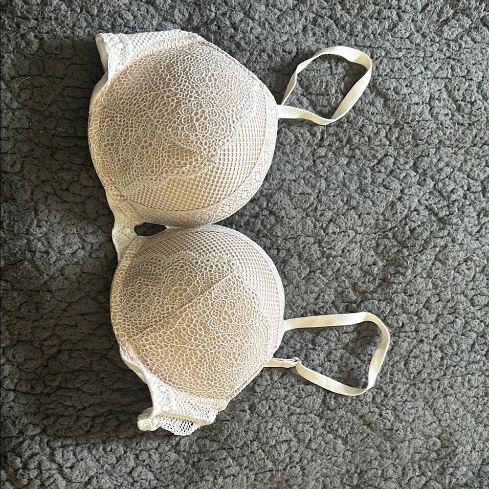 Elegant Lace Women's Bra in Cream